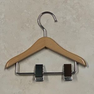 ⭐️Set of 10 Mini Wooden Hangers with adjustable clips.